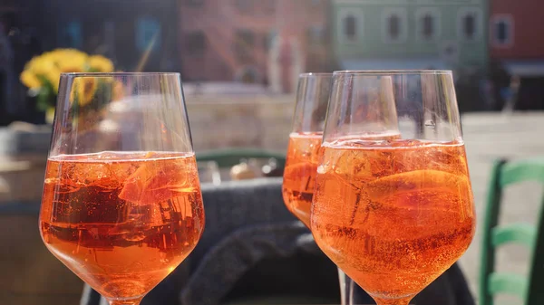 Casas coloridas en Burano y tres copas de bebidas frescas con reflejos arquitectónicos. Venecia Italia . Imágenes de stock libres de derechos