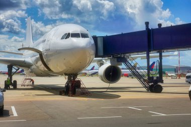 Dışarıdaki beyaz yolcu uçağının kokpitinin yakın görünümü