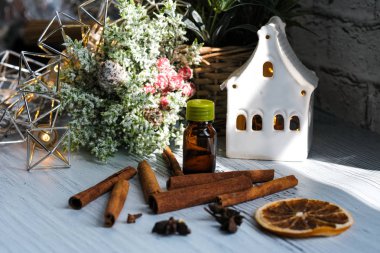 Rahatlatıcı kış sezonu Uçucu yağlar karışımı. Koyu cam şişeler, tarçın, portakal, çam dalları, anason.