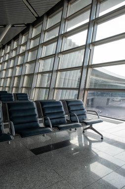 Havaalanı terminalinde uçuş bekleyen yolcular için boş sandalyeler, banklar, seçilmiş odak
