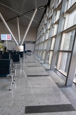 Havaalanı terminalinde uçuş bekleyen yolcular için boş sandalyeler, banklar, seçilmiş odak