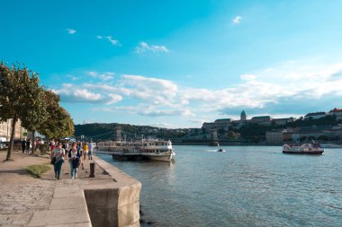 Budapeşte, Macaristan. Eylül 2019. Tuna'da Ayakkabı fotoğrafları çeken turistler