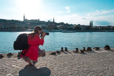 Budapeşte, Macaristan. Eylül 2019. Tuna'da Ayakkabı fotoğrafları çeken turistler