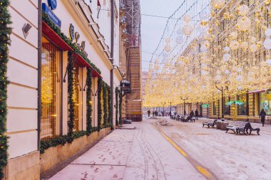 Moskova, Rusya, Ocak 2019 - Kızıl Meydan, Moskova Dışişleri Bakanlığı ve Büyük Tiyatro Gece Noel süslemeleri