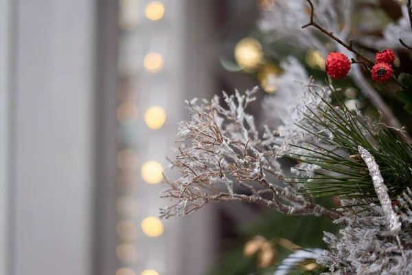 Primer plano del árbol de Navidad con luz, copo de nieve y decoraciones. Navidad y Año Nuevo fondo de vacaciones — Foto de Stock