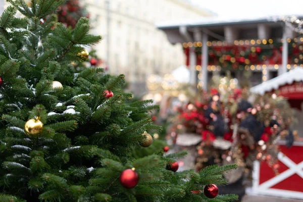 Primer plano del árbol de Navidad con luz, copo de nieve y decoraciones. Navidad y Año Nuevo fondo de vacaciones Imágenes de stock libres de derechos