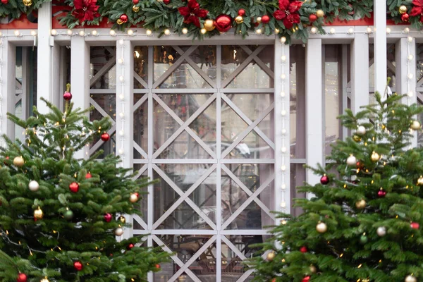 Detailní záběr vánočního stromečku se světlem, sněhovou vločkou a dekoracemi. Vánoce a Nový rok dovolená pozadí Stock Snímky
