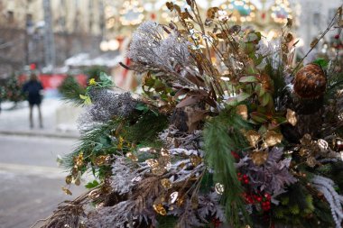 Işıklı, kar taneli ve süslemeli Noel ağacına yakın çekim. Noel ve Yeni Yıl tatili geçmişi