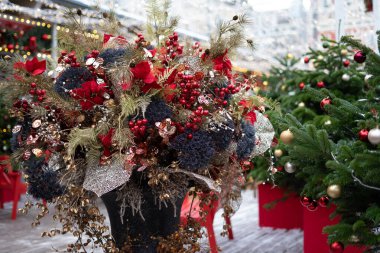 Işıklı, kar taneli ve süslemeli Noel ağacına yakın çekim. Noel ve Yeni Yıl tatili geçmişi