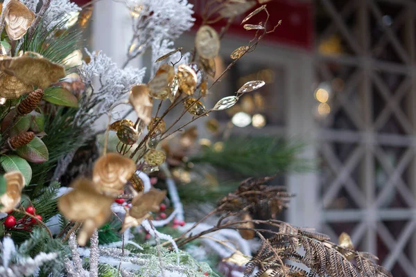 Primer plano del árbol de Navidad con luz, copo de nieve y decoraciones. Navidad y Año Nuevo fondo de vacaciones — Foto de Stock