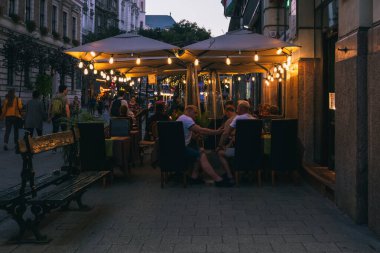 Budapeşte, Macaristan - Eylül 2019: Budapeşte Macaristan 'da bir açık hava restoranında akşam yemeği yiyen insanlar