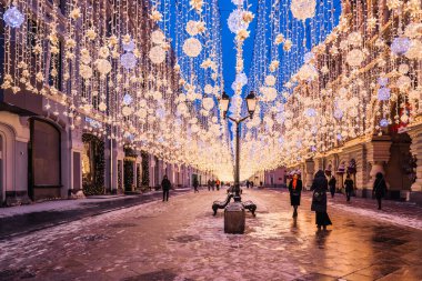 Moskova, Rusya, Ocak 2019 - Kızıl Meydan, Moskova Dışişleri Bakanlığı ve Büyük Tiyatro Gece Noel süslemeleri