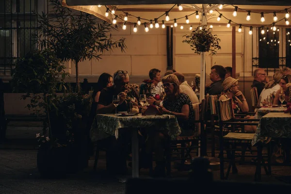 Budapest, Hungría - septiembre de 2019: Cena en un restaurante al aire libre en Budapest Hungría Fotos de stock libres de derechos