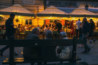 Budapeşte, Macaristan - Eylül 2019: Budapeşte Macaristan 'da bir açık hava restoranında akşam yemeği yiyen insanlar