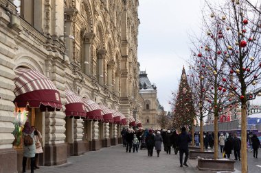 Moskova, Rusça - Aralık 2018: Kızıl Meydan yakınlarında ışıklarla ve Rus kentsel kışıyla dekorasyon.