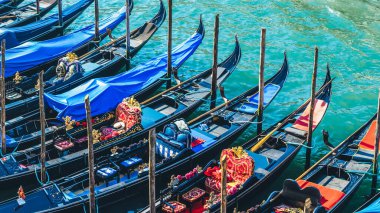 Bir tekne bir su kütlesinin yanına yanaştı.