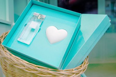 Hediyeler, hediyeler, kutlamalar, süprizler.