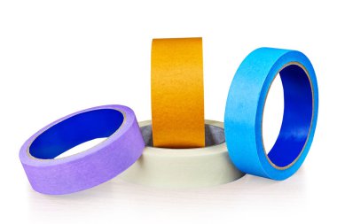 Kağıt ve plastik koli bandı kaydedilmiş yolu ile beyaz arka plan üzerinde izole dört renkli rulo.