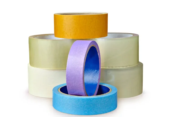 ダクトテープの異なる色で クリッピング パスと 白い背景で隔離の異なる目的のための包装のいくつかのロールします — ストック写真