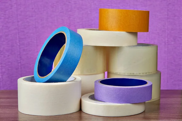 透明な Bopp 自己粘着テープと薄紫色の背景紙テープをマスキング — ストック写真