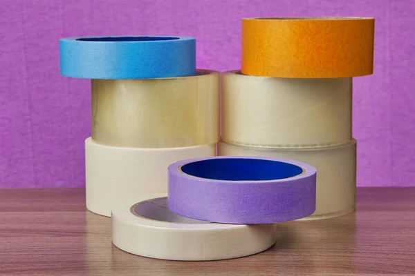 Transparante Bopp Verpakking Tape Maskeren Van Papieren Rompslomp Een Paarse — Stockfoto