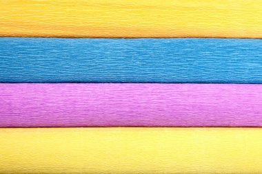 Arka plan doku oluklu kağıt dört farklı renkli rulo oluşur.