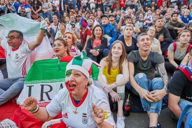St. Petersburg, Rusya - 25 Haziran 2018: FIFA Dünya Kupası 2018, İranlı kadın futbol fan duygusal takım İran ve Portekiz arasında büyük ekranda izlerken maç tarafından tepki verir.