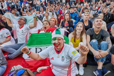 St. Petersburg, Rusya - 25 Haziran 2018: FIFA fan fest, İranlı kadın futbol fan duygusal takım İran ve Portekiz arasında büyük ekranda izlerken maç tarafından tepki verir.