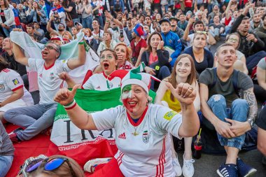 St. Petersburg, Rusya Federasyonu - 25 Haziran 2018: FIFA fan fest, İranlı kadın İran millî futbol takımı tezahürat 2018 Dünya Kupası futbol maçı sırasında destekçisidir..