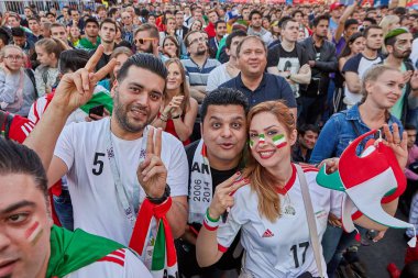 St. Petersburg, Rusya Federasyonu - 25 Haziran 2018: FIFA fan fest, Mundial 2018, İran hayranları İran millî futbol takımı arasında takım İran ve Portekiz Dünya Kupası futbol maçı sırasında tezahürat.