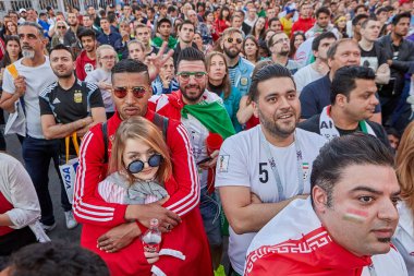 St. Petersburg, Rusya - 25 Haziran 2018: FIFA fan fest, taraftar izlerken futbol takım İran ve Portekiz maçı.