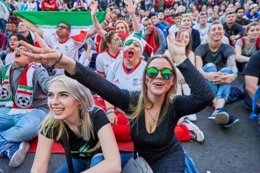 St. Petersburg, Rusya Federasyonu - 25 Haziran 2018: İki Rus kızlar içinde fan bölge, Dünya Kupası 2018 futbol sırasında takım İran Portekiz arasındaki maçı.