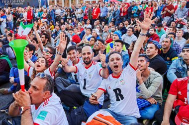 St. Petersburg, Rusya Federasyonu - 25 Haziran 2018: İran destekçileri Iran ulusal takım 2018 Dünya Kupası oyun sırasında dev ekranda maç futbol izlemek.