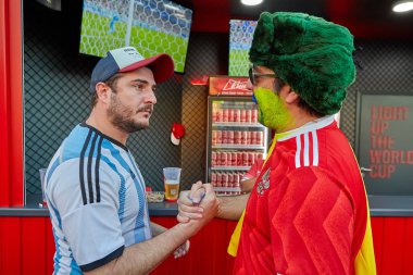 St. Petersburg, Rusya Federasyonu - 25 Haziran 2018: İki futbol taraftarları, destekçileri farklı futbol takımları, FIFA Dünya Kupası 2018 sırasında bira durak yakınında el sallamak.