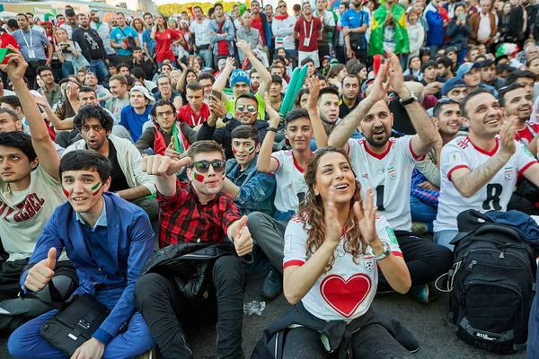 St. Petersburg, Rusya Federasyonu - 25 Haziran 2018: FIFA fan fest, İran erkek ve kadın dev ekran ve izle futbol maçı önünde kaldırım 2018 FIFA Dünya Kupası sırasında oturmak.