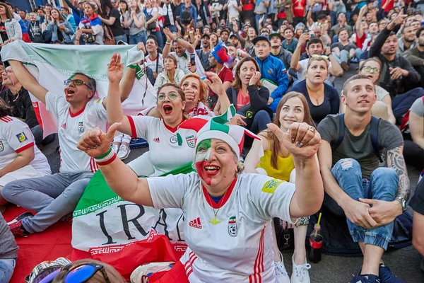 상트페테르부르크 러시아 2018 Fifa 2018에서 이란의 화면에 경기를 보고합니다 — 스톡 사진