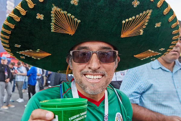 St. Petersburg, Rusya Federasyonu - 25 Haziran 2018: Meksika destekçisi futbol takımı Meksika şapkası, elinde bira ile gülümsüyor.