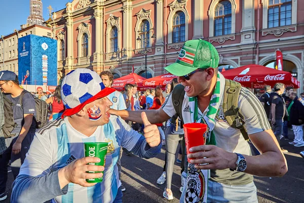 Petersburg Ryssland Juni 2018 Ryska Och Mexikanska Fotbollsfans Hälsar Varandra — Stockfoto