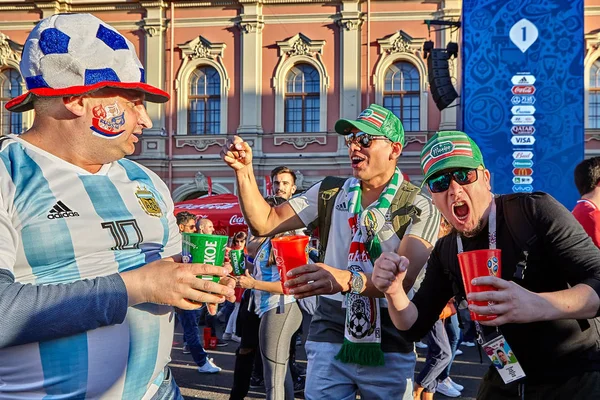 圣彼得堡 俄罗斯 2018年6月25日 俄罗斯和墨西哥球迷在世界杯足球赛中他们互相打招呼范荣 — 图库照片