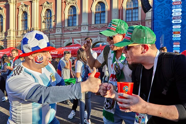 Petersburg Ryssland Juni 2018 Ryska Och Mexikanska Fotbollsfans Hälsar Varandra — Stockfoto