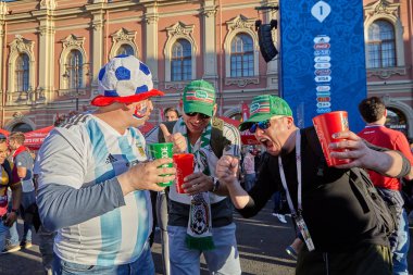 St. Petersburg, Rusya Federasyonu - 25 Haziran 2018: Futbol hayranları çeşitli milli takımlar birbirlerine FIFA Fan Fest fan bölgesinde, mundial sırasında selamlıyorum.