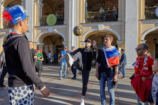 Petersburg Oroszország 2018 Június Futball Rajongók Rúgások Futball Labda Nevsky — Stock Fotó