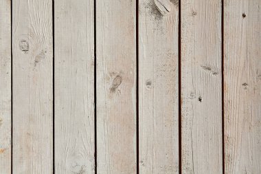 Hafif renkli boyalı yüzeye dikey plakalar, arka plan ile ahşap doku ağartılmış.