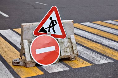 Sokak işaretleri ile erkek yol inşaat çalışmaları ve trafik yaya geçidi zebra ile üzerinde erişim yasak.