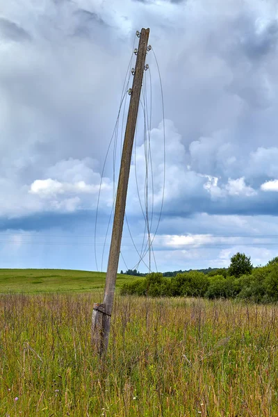 Drewniane Elektryczne Pylon Lato Pole Niezasilanego Przewody Łamane Wiszące Powietrzu — Zdjęcie stockowe