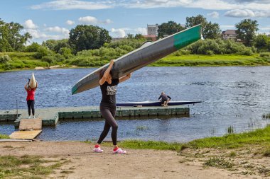 Polotsk, Beyaz Rusya - 6 Temmuz 2018: Sportswomen geri gel eğitim kürek sporları ve Kano omuzlarında ayı.