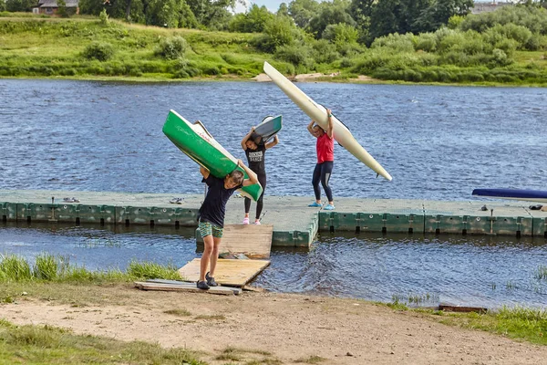Polotsk Bielorrusia Julio 2018 Jóvenes Kayakistas Trasladan Kayaks Costa Después —  Fotos de Stock