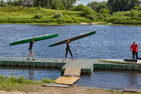 Polotsk 白俄罗斯 2018年7月6日 年轻运动员在 Zapadnaya 河上的皮划艇和独木舟上完成了赛艇训练德维纳河 — 图库照片