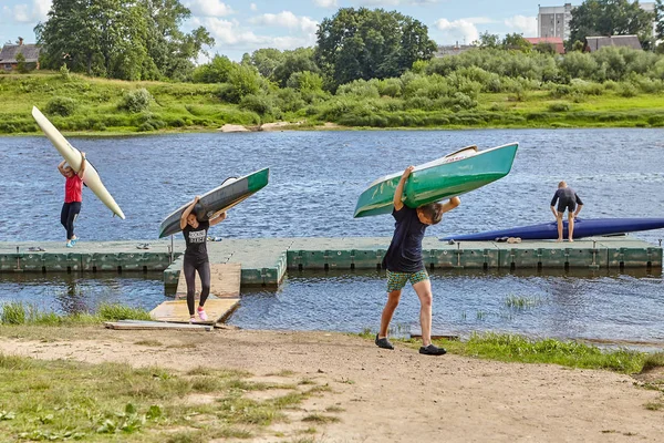 Los Aficionados Jóvenes Del Remo Deportivo Llevan Kayaks Del Río — Foto de Stock