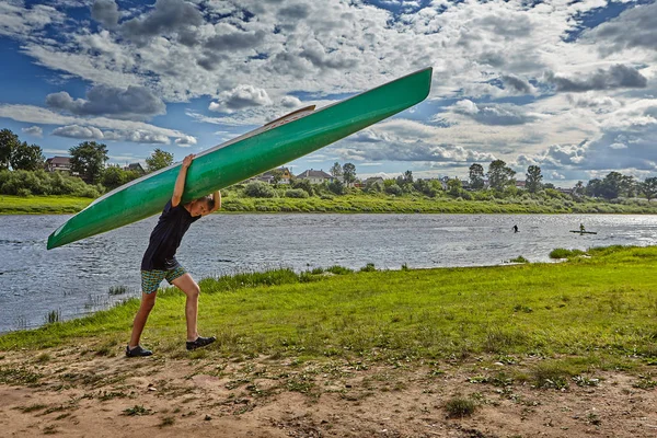 Polotsk Weißrussland Juli 2018 Ein Teenager Trägt Sein Kanu Nach — Stockfoto